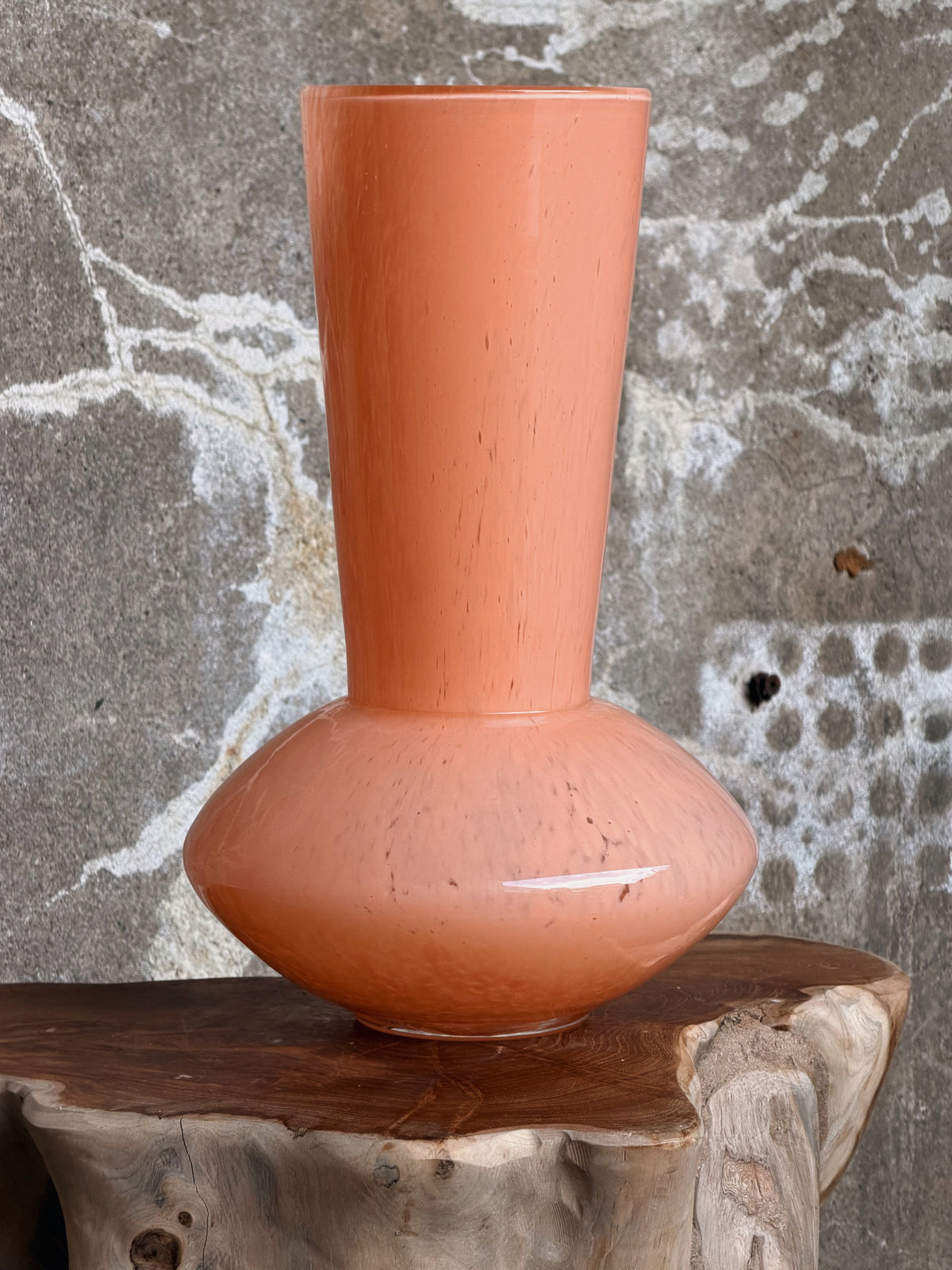 Zalmroze vaas met gespikkeld glas, hoge hals en brede bolle onderkant, van dichtbij gefotografeerd