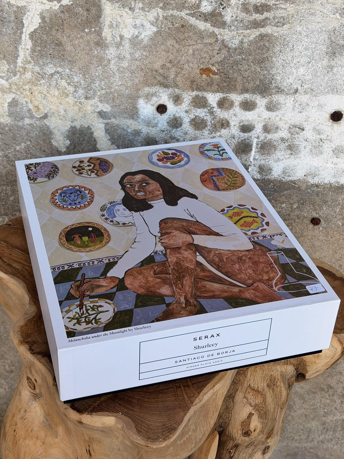 Witte Serax-doos met een schilderij van een zittende vrouw tussen beschilderde borden