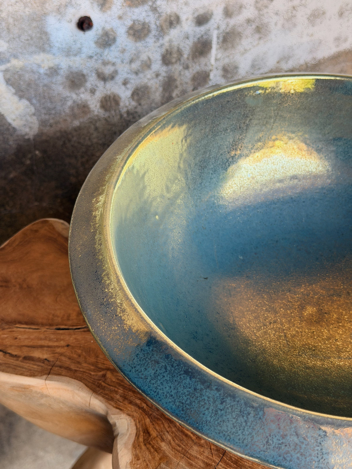 Detail van de brede rand: blauw glazuur met goudkleurige spikkels en gladde glans