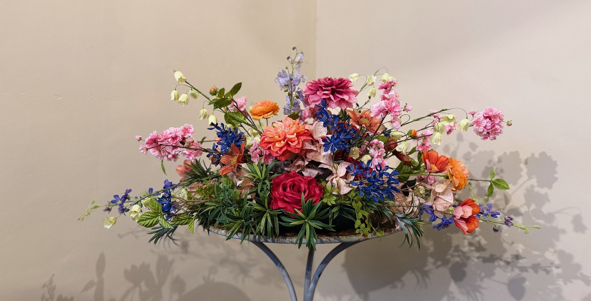 Zijden rouwbloemen die ook na de uitvaart troost bieden.