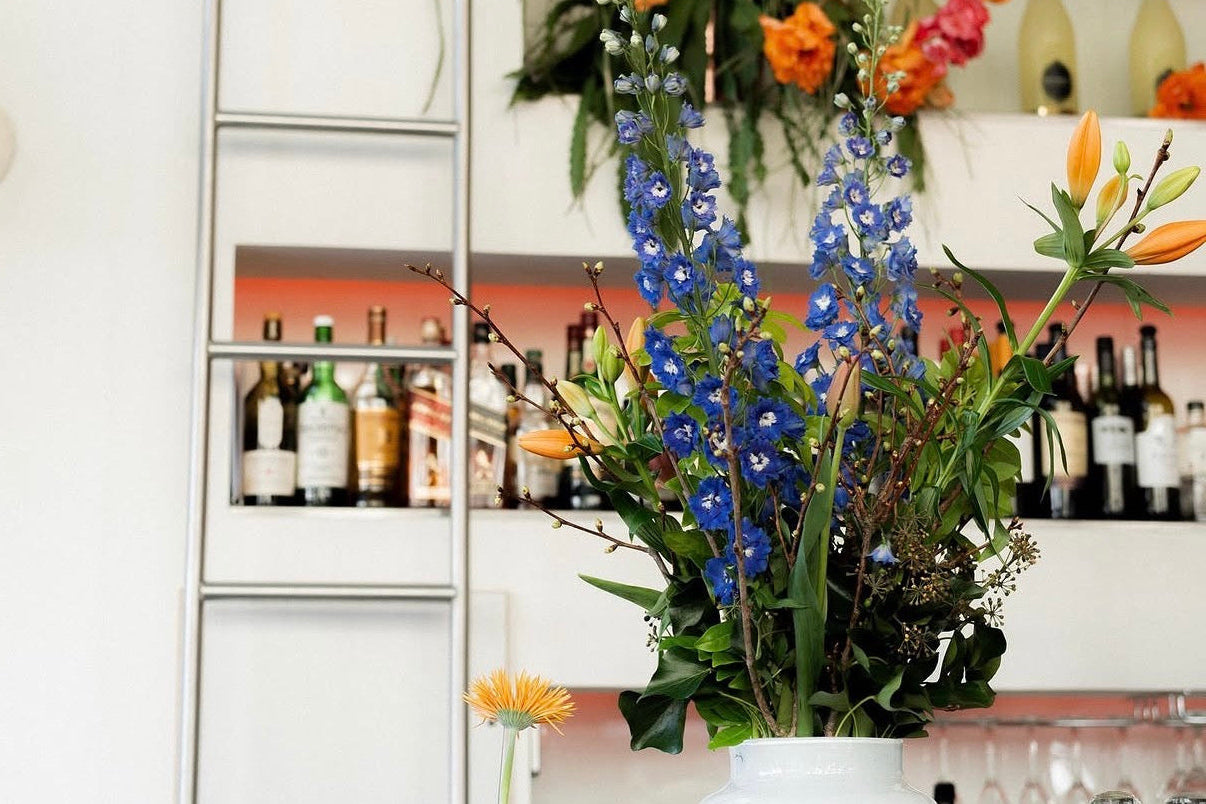 Bloemen op de balie, bar of boardroom.
